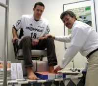 Schuhgr��e 45 und in bester Verfassung. Bei seinem Kurzbesuch in Kiel lie� sich Frode Hagen schon einmal von Fu�spezialist Michael Kriwat die Handballstiefel anpassen.