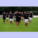 Trainingsauftakt in Felde: Frode Hagen (vorne links) und Stefan L�vgren (vorne rechts) f�hren die Mannschaft des THW Kiel an, welche barfu� �ber den Fu�ballrasen trabt.