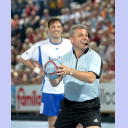 Pittis Abschied: Schiedsrichter Nachevski f�hrt seinen gepfiffenen Strafwurf selbst aus.