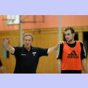 Trainingslager 2005: THW-Trainer Noka Serdarusic (links) weist Neuzugang Viktor Szilagyi in das taktische Spiel ein.