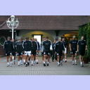 Trainingslager 2005: H�ngende K�pfe kurz nach sechs vor dem morgendlichen Waldlauf rund um den M�hlenteich.