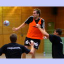 Trainingslager 2005: Neuzugang Viktor Szilagyi �berspringt in einem Trainingsspiel die beiden Abwehrspieler Stefan L�vgren und Frode Hagen.