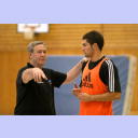 Trainingslager 2005: THW-Trainer Noka Serdarusic weist Neuzugang Nikola Karabatic in das taktische Spiel ein.