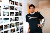 Erinnerungen an zuhause und an seine Freunde.  Nikola Karabatic zeigt seine vielen Fotos, die im Flur an der Wand h�ngen.