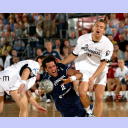 Lars Krogh Jeppesen und Christian Zeitz k�mpfen um den Ball.