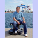 Alfred Gislason am Kieler Hindenburg-Ufer, im Hintergrund die Kr�ne der HDW.