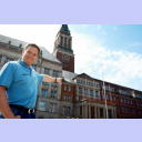 Da will ich rauf! - Alfred Gislason zeigt auf dem Kieler Rathausbalkon.