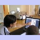 Foto-Shooting 2009: Marcus Ahlm schaut seine Bilder an.