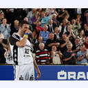 �berraschung f�r Stefan L�vgren: Alle THW-Spieler laufen mit Stefan L�vgren-Masken und der Nummer 10 ein.