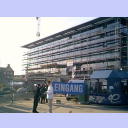 Aus Osten: Die gl�serne Vorderseite.