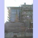 Der �stliche Aufgang zur Halle. In der Glaspartie reflektiert sich der Rathausturm.