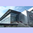 Die Fans vor der neuen Halle.