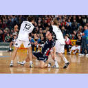 Die Kieler Deckung packt zu.