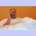 Uwe Schwenker telefoniert nach seiner Achillessehnenoperation.