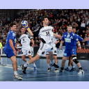 Stefan L�vgren springt in den Kreis.