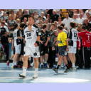 Christian Zeitz verl�sst nach der roten Karte das Spielfeld.