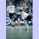 Perunicic und Dormagens Bernau im Kampf um den Ball, Petersen im Hintergrund.