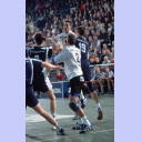 Stefan spielt Max an.