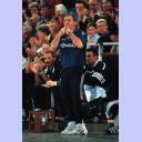 Noka pfeift seine Jungs zur Bank.