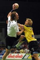 Olsson (links) sah nach einem Foul an Krebietke (rechts) die rote Karte.