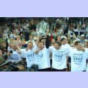 THW wird in Flensburg Meister: Jubel mit der Schale.