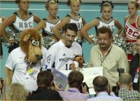 Kapit�n L�vgren nimmt den Siegerscheck entgegen.