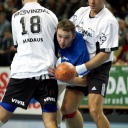 Die THW-Deckung packt zu.