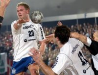 Joachim Boldsen (6 Tore) im Anspiel auf Andrej Klimovets (5 Tore).