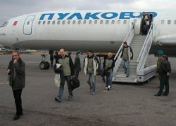 Geschafft. Adrian Wagner (Mitte) steigt nach viereinhalb Stunden erleichtert aus dem Flieger, der sicher in Astrachan gelandet ist.