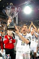 THW-Kapit�n Stefan L�vgren reckt den EHF-Pokal in die H�he.