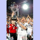 Kapit�n Stefan L�vgren mit dem Pokal.