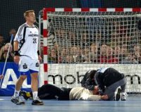 Zeitz traf Friedrich gegen Magdeburg ungl�cklich mitten im Gesicht.