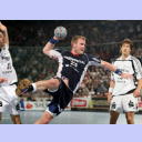 Flensburgs Joachim Boldsen kommt am Kreis frei zum Torwurf. Links Stefan L�vgren, rechts Marcus Ahlm.