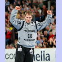 THW-Torwart Mattias Andersson rei�t jubelnd beide Arme in die H�he.