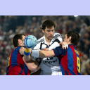 Kiels Kapit�n Stefan L�vgren wird von Iker Romero und Salvador Puig gestoppt.