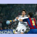 Kiels Kapit�n Stefan L�vgren setzt sich gegen Salvador Puig in Szene.