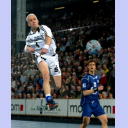 Johan Pettersson zieht mit einem Sprungwurf ab, im Hintergrund Daniel Brack.