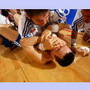 Der Sch�tze des entscheidenen Tores zum 32:19, Gregory Anquetil, liegt am Boden und die Mitspieler st�rzen sich jubelnd auf ihn.