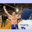 Der Sch�tze des entscheidenen Tores zum 32:19, Gregory Anquetil, rei�t jubelnd die Arme in die H�he.