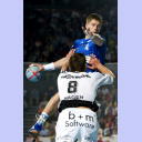 Markus Gaugisch �berspringt die Kieler Abwehr mit Frode Hagen.