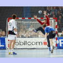 THW-Torwart Henning Fritz im Siebenmeter-Duell gegen Bj�rn Navarin. Links Marcus Ahlm.