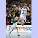 Henrik Lundstr�m vollendet einen Tempogegensto� mit einem Sprungwurf, im Hintergrund Volker Michel.