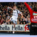 THW-Linksau�en Henrik Lundstr�m im Sprungwurf, rechts Wallaus Torh�ter Zoran Djordjic.