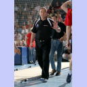 Schon wieder ohne Gehhilfen unterwegs: Kiels Trainer Noka Serdarusic.