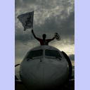 THW-Kapit�n Stefan L�vgren pr�sentiert den Fans die Meisterschale schon auf dem Flughafen Holtenau aus dem Cockpit-Dach heraus.