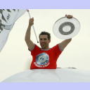 THW-Kapit�n Stefan L�vgren pr�sentiert den Fans die Meisterschale schon auf dem Flughafen Holtenau aus dem Cockpit-Dach heraus.