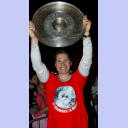 Meisterfeier auf dem Kieler Rathausplatz: Sebastian Prei� pr�sentiert den Fans die Meisterschale.