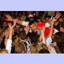 Meisterfeier auf dem Kieler Rathausplatz: Adrian Wagner nimmt ein Bad in der Menge und l�sst sich auf H�nden tragen.