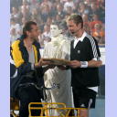 Pittis Abschied: Postbote Magnus Wislander bringt Pitti als Geschenk die Meisterschale mit.