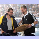 Pittis Abschied: Postbote Magnus Wislander bringt Pitti als Geschenk die Meisterschale mit.